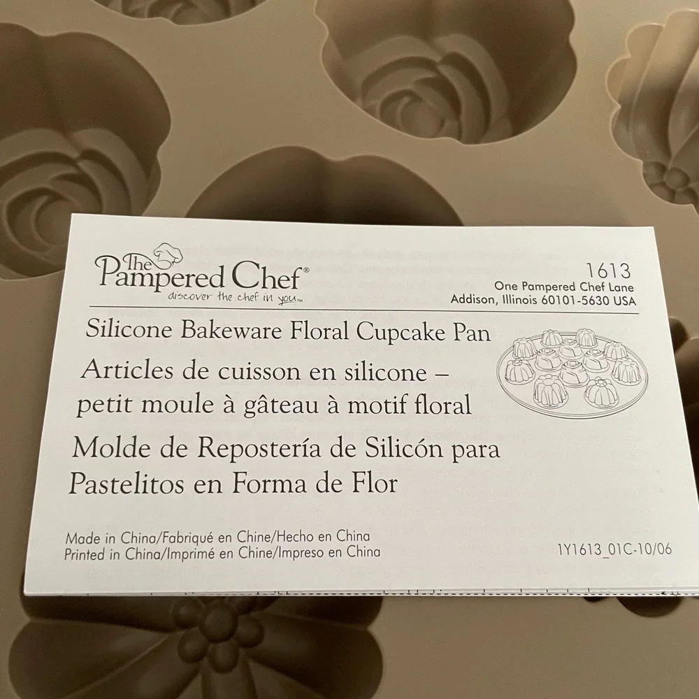 The Pampered Chef Silicone Floral Cupcake Pan bakeware Item‎ #1613